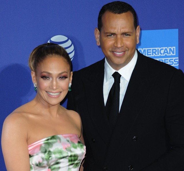 Jennifer Lopez sosem viselt még ennyire hercegnős ruhát a vörös szőnyegen