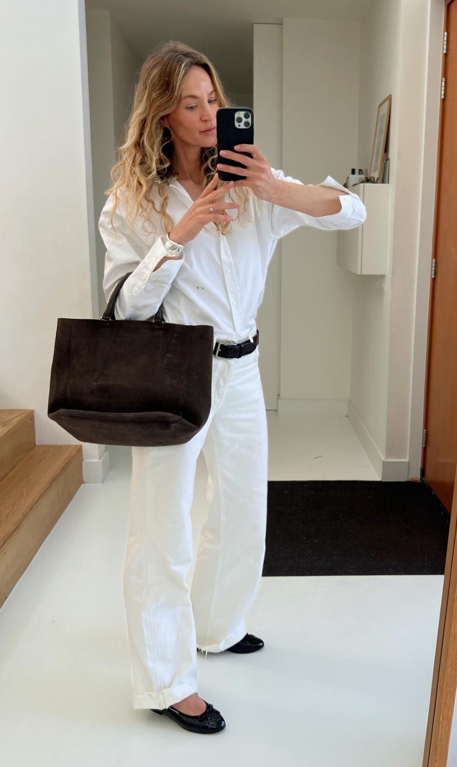 Az utcákat kifutóvá varázsló influenszerek is imádják a fehér nadrágot