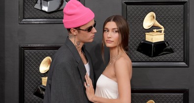 Hailey Bieber és Justin Bieber szenvedélyes csókjukkal nem akármit ünnepelnek