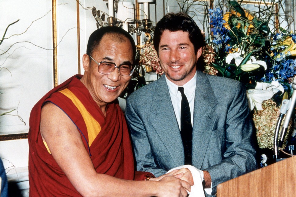 Richard Gere a Dalai Lámáról készült utolsó dokumentumfilm producere, negyven éve a tibeti vallási vezető tanítványa