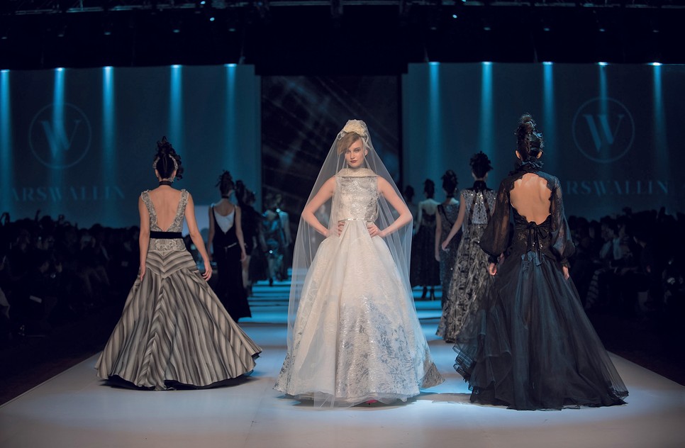 Az haute couture mellett a mai napig központi téma a svéd dizájner életében az esküvő és a menyasszonyi ruha