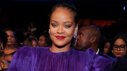 Rihanna úgy döntött, hogy ez a rettentes ruha márpedig menő
