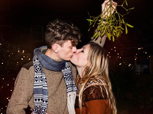 Ez történik, ha megcsókolsz valakit a fagyöngy alatt karácsonykor