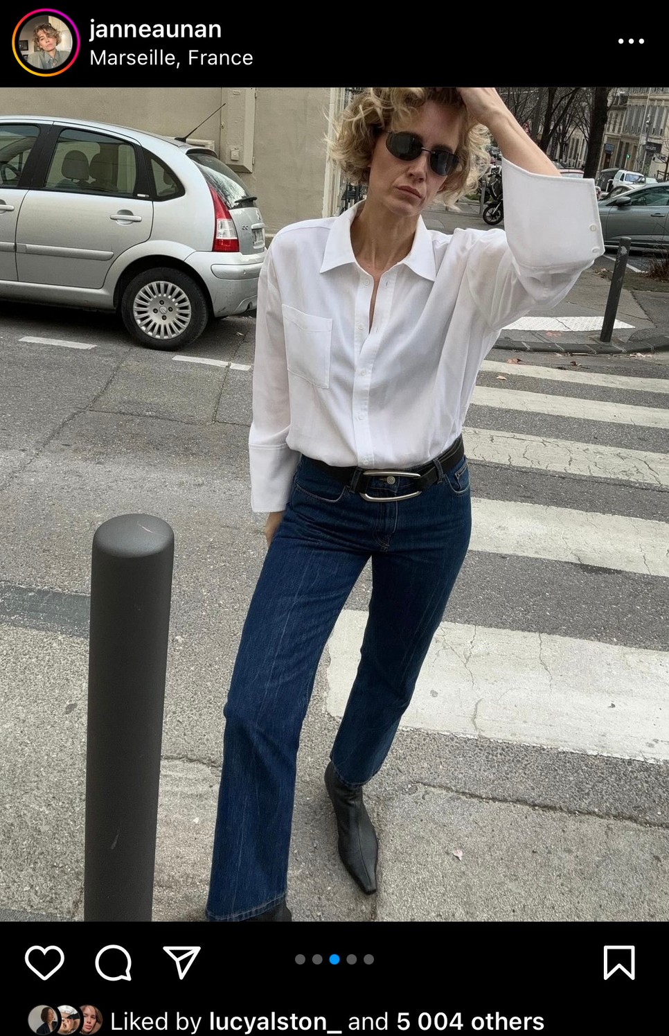 A kilencvenes évek egyenes szárú farmerei, most valóban a korszak stílusát tükrözik