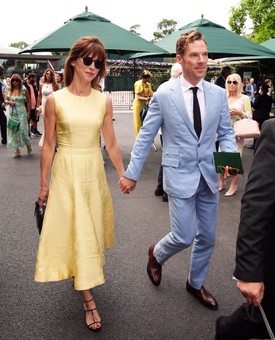 Kéz a kézben érkezett meg a házaspár a 2024-es wimbledoni teniszbajnokság tizennegyedik napjára: Sophie Hunter egy napsárga, lágy esésű ruhában és napszemüvegben tündökölt, miközben Benedict Cumberbatch egy világoskék öltonnyel tette tökéletessé az összhangot