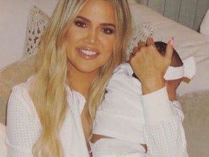 Khloé Kardashian angyali nyusziként mutogatja kislányát!