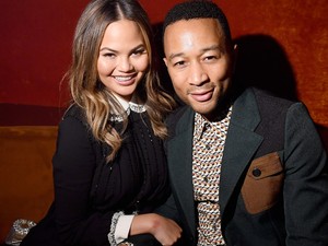 Micsoda hír: Chrissy Teigen várandós