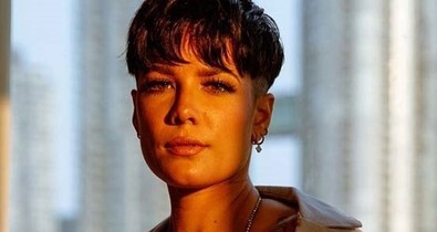 Halsey-nak mindene rózsaszín volt az AMA-gálán, még a haja is!