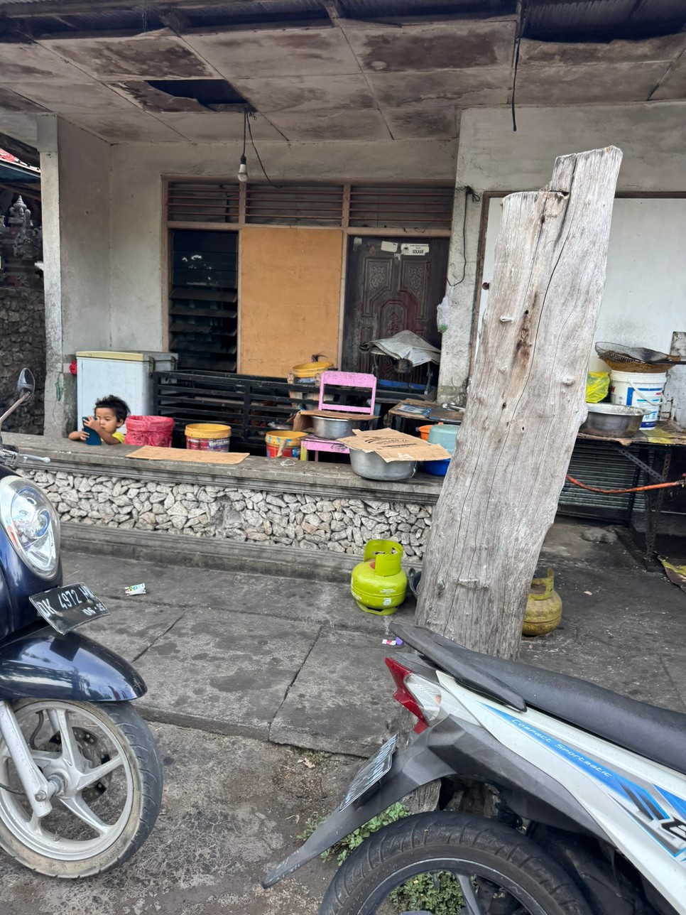 Két luxusszálloda között Ubud főutcája mellett, ahol a helyiek élnek