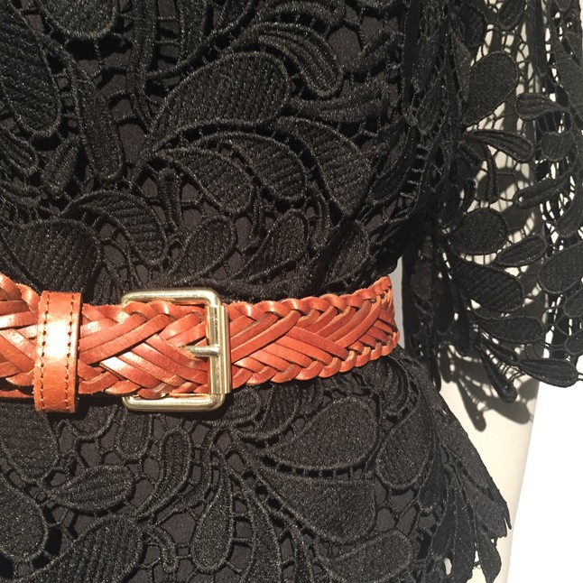 A fekete csipke szezonok óta tartja magát, nekem a jelenlegi szezonból is van egy isteni szettem. A fiús, barna bőröv rajta merész, de hidd el, ez lesz a kedvenc stílustrükköd!