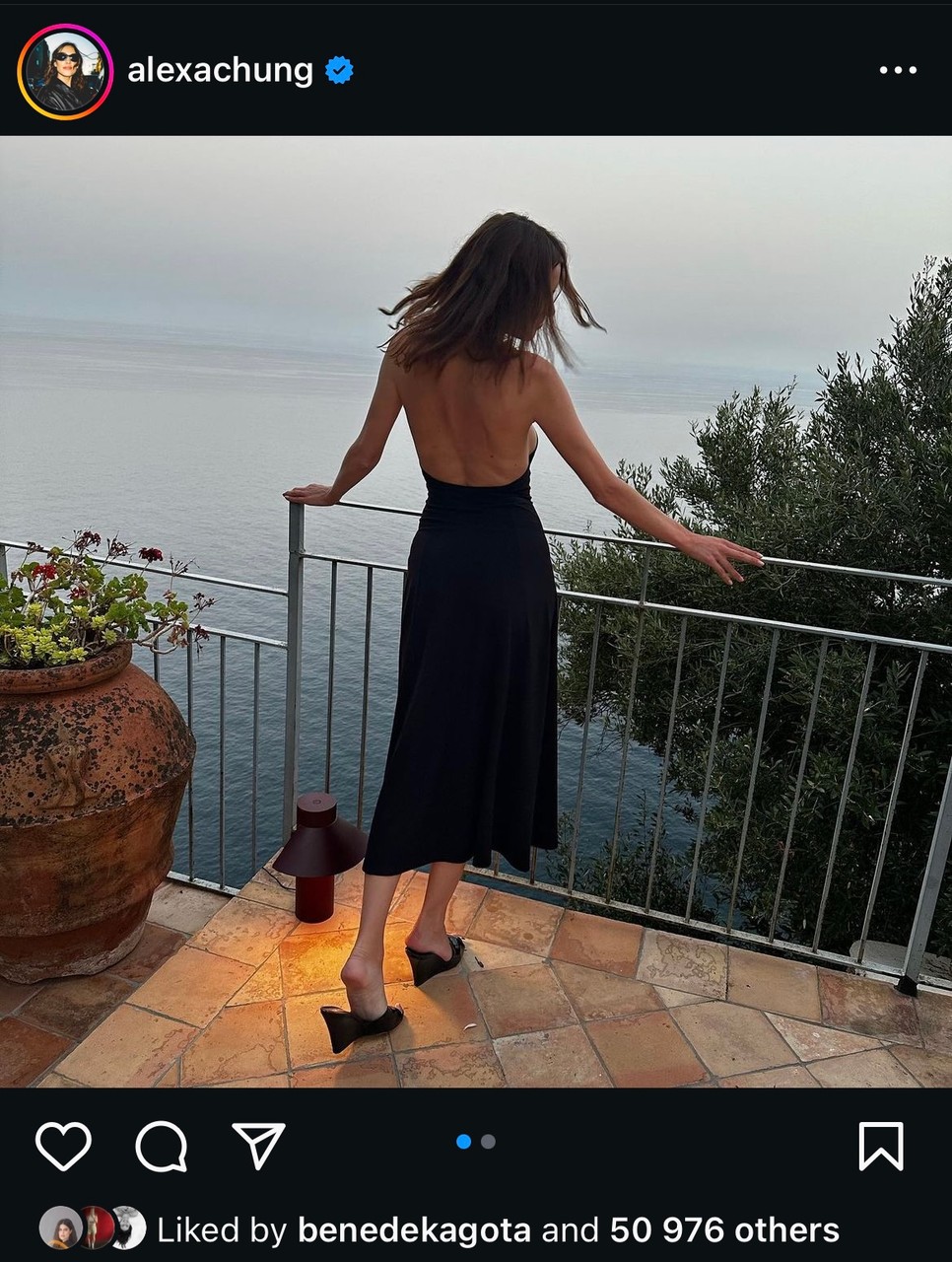 Manapság már lazultak az esküvői megjelenésre vonatkozó szabályok. Ha olyan szerencsés vagy, hogy egy tengerparti lagzira vagy hivatalos, talán nem is a cipődön lesz a főszerep