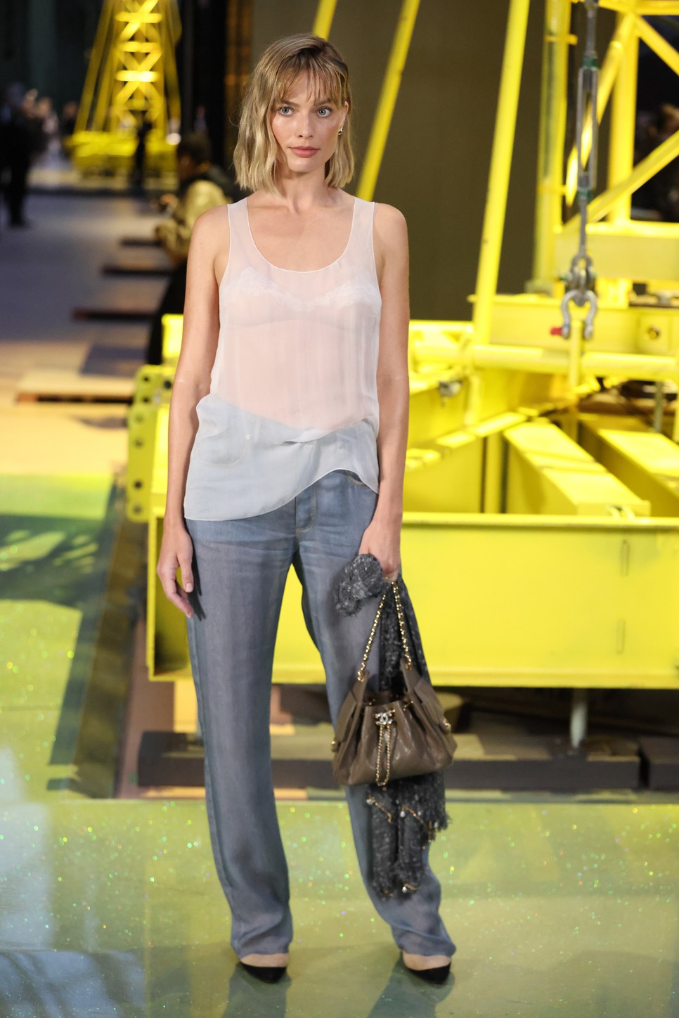 Margot Robbie már rövid frizurával érkezett a divatbemutatóra