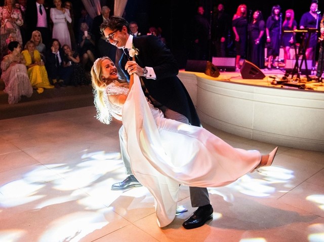 Ellie Goulding négy esküvői ruhája közül lehetetlen eldönteni, melyik a legszebb