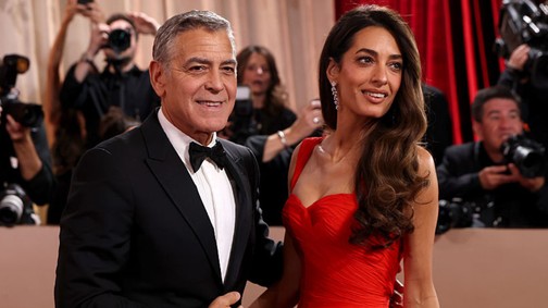 Amal Clooney meztelenruhában ragyogott, királynőként tündökölt George Clooney oldalán