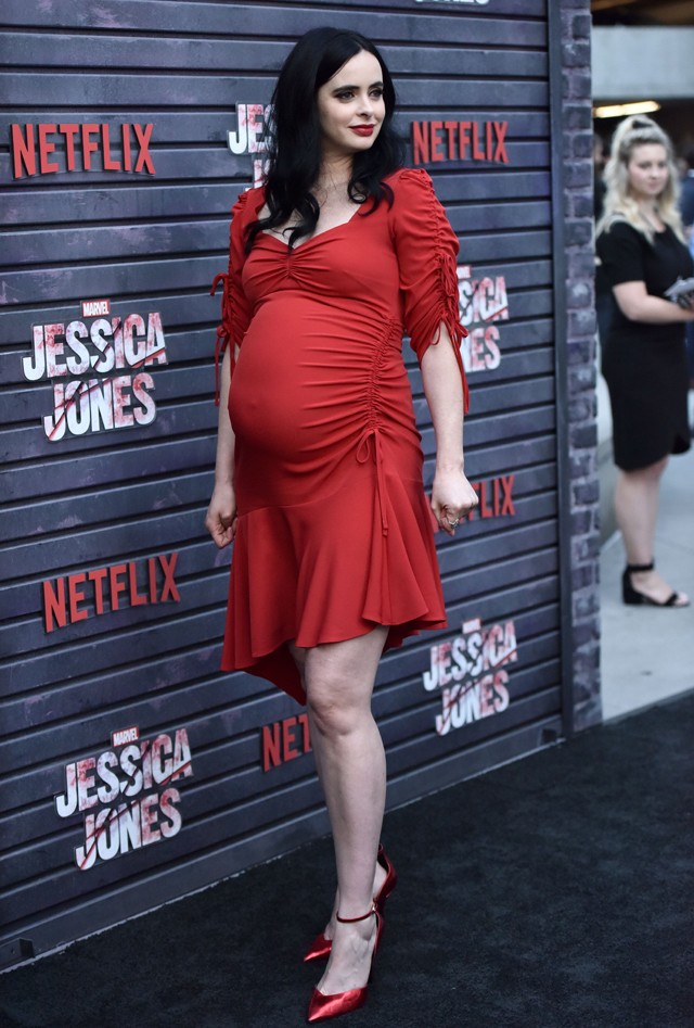 A Jessica Jones sztárja hatalmas pocakkal pózolt vörös szőnyegen