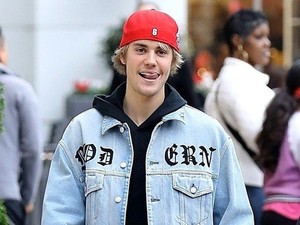Justin Bieber az autóját is karácsonyi díszbe öltöztette és zseniális