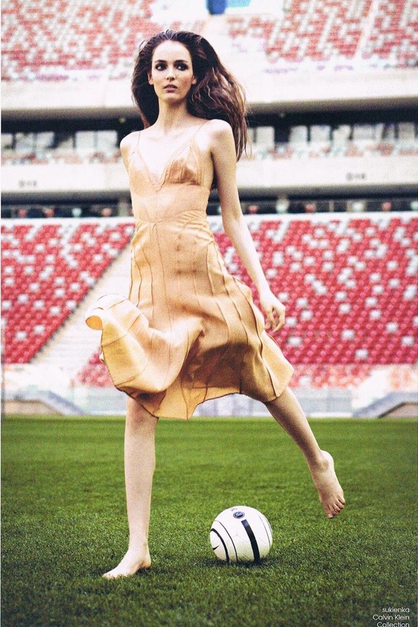 A népszerű focista mellett ő pózolt a fontos divatanyagban.