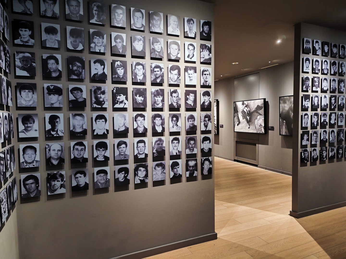 A Galerija 11/07/95 falain a fájdalom nem történelem, hanem személyes sors.