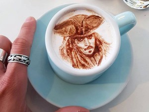 Látjuk, de nem hisszük! Lattére készít elképesztő festményeket ez a barista