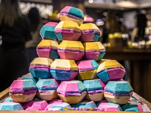 Elképesztő mennyiségű fürdőbombával jön a Lush 30. szülinapja