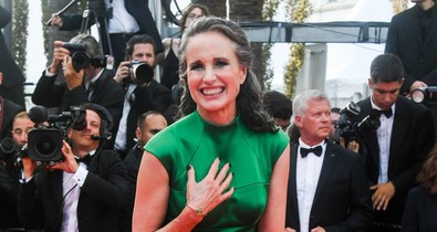 Nem volt menőbb dolog a 64 éves Andie MacDowell Eufória-sminkjénél a cannes-i záró ceremónián