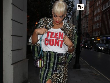 Hűha, Rita Ora nagyon durva pólóban divatozik