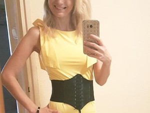 Kyra egy igazi nyári ruhadarabbal készül a fellépésre