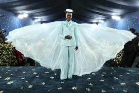 Lupita Nyong’o a 2025-ös Met-gálán, a „Superfine: Tailoring Black Style” tematikájú eseményen, a New York-i Metropolitan Művészeti Múzeumban