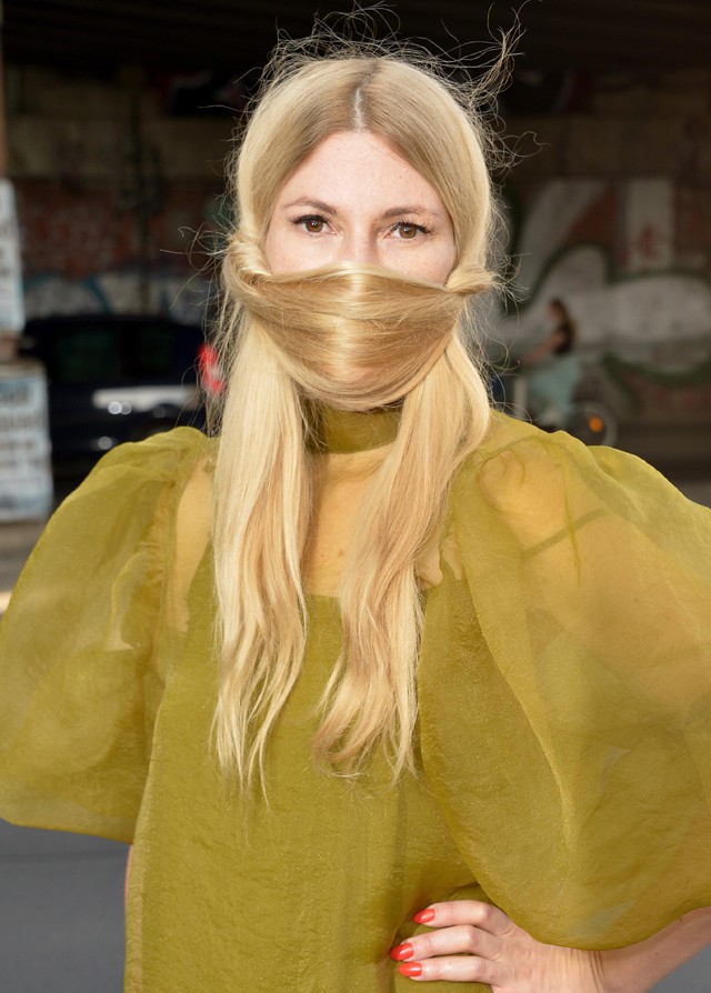 Laura Lackman a saját hajából készített maszkot viselt