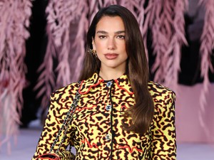 Dua Lipa pucérruhájából csak úgy üvölt a meztelenség, hatalmas dekoltázst villantott a Brit Awards színpadán