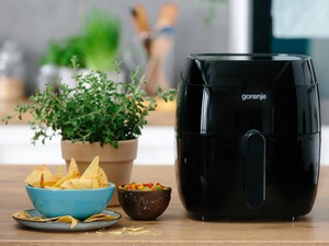 Ez a sütő új szintre emeli a nyári grillpartikat! Kipróbáltuk a Gorenje Air Fryer-t