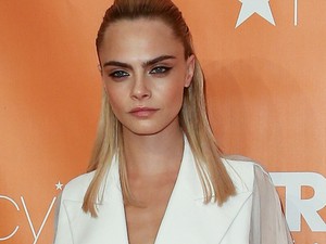 Cara Delevingne annyira szexi és nőies ebben a ruhában, hogy már-már hihetetlen