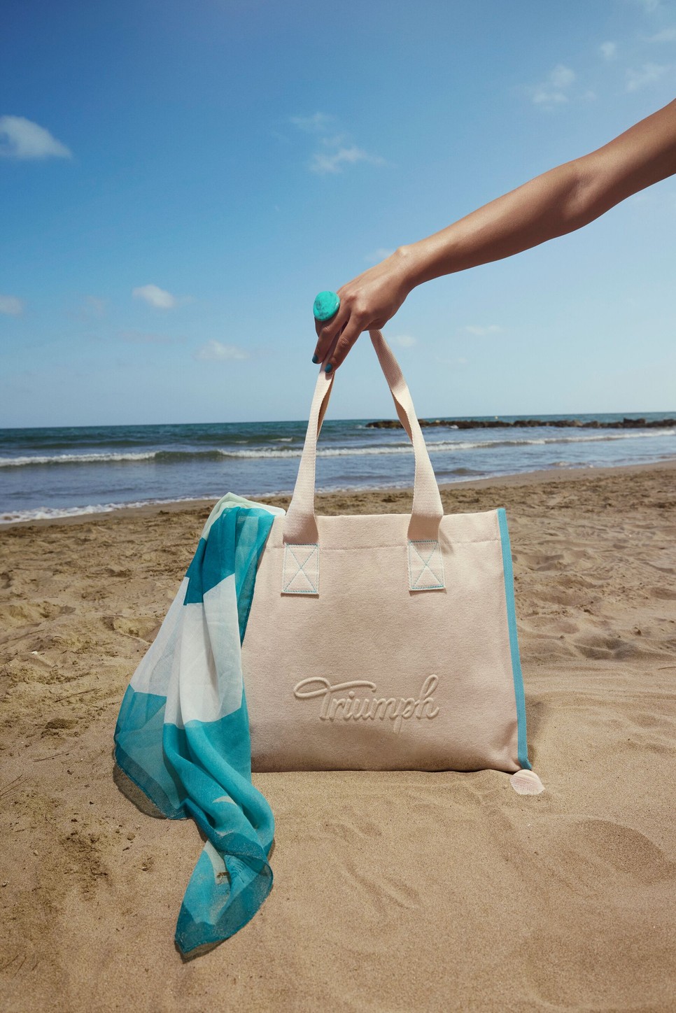 Idén nyáron a stílus mellé ajándék is jár: minden vásárlót egy nyári strandtáskával lep meg a márka legújabb kollekciójának darabjai mellé