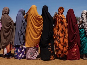 „A lepedő vértől csatakos. A kislány egyre csak sikít. Hangja a szívemig hatol” - Legalább 200 millió nő él csonkított nemiszervvel - de miért olyan nehéz megszüntetni?