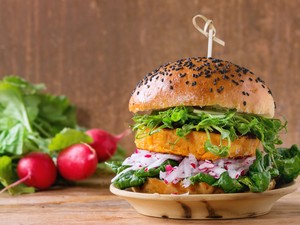 Indítsd húsmentesen a hetet! Vegán hamburger édesburgonyával - Recept