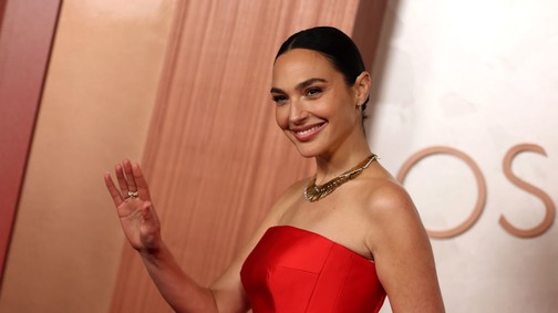 Gal Gadot pucérruhája maga a meztelen álom, elképesztően merész darabolt vállalt be a színésznő