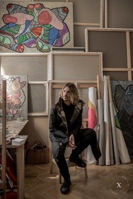 Kertész Attila művésszel a stúdiójában tekintettek vissza a márkával történő sorsszerű találkozásukra és a közös értékekre, amiket Attila festményeken, Dóra ruhadarabokon keresztül fejez ki.  