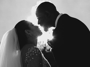 Az év legdöbbenetesebb menyasszonyi ruhája teljesen átlátszó és 50 ezer Swarovski kristály díszíti