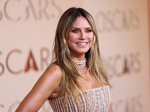 Heidi Klum arcpirító pucérruhája maga az álom, csak úgy ragyog az 52 éves modell