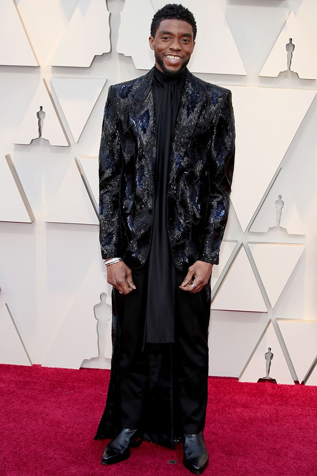 Minden, ami Jason Momoa rózsaszín zakója mögött van