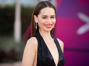 Emilia Clark Budapesten szelfizett, a világsztár egyenesen a rakpartról jelentkezett be