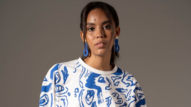 A kék és a fehér kombinációja üdévé teszi a megjelenésedet! A kézzel rajzolt mintákat a Printa műhelyében környezettudatosan, szitanyomással készítették, a farmer upcycling technikával készült