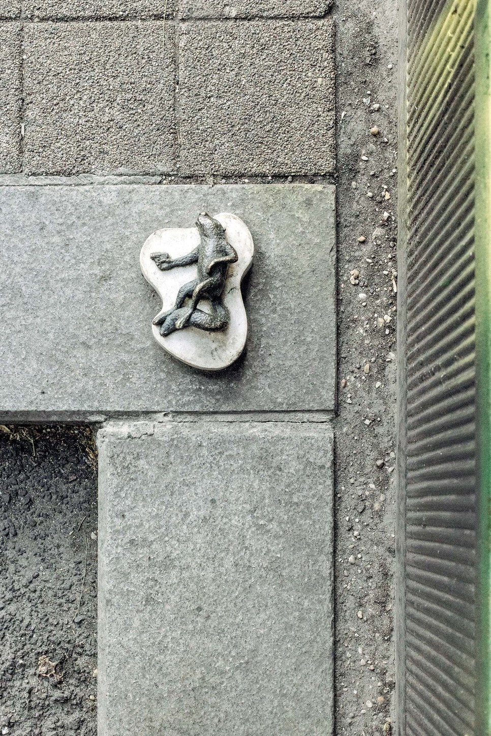 A Jászai Mari térnél, a Kieselbach Galéria sarkán egy rejtélyes mókusgyilkosságot jelenít meg az alkotó. A mű cím Ars longa, vita brevis, vaygis a művészet örök, az élet rövid