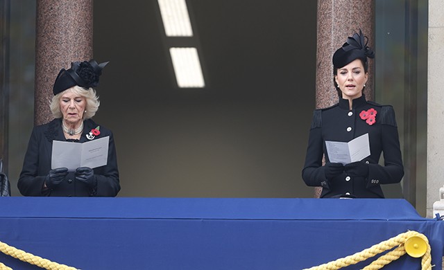Kate Middleton távolságtartással, elegáns kabátban emlékezett meg az elesett katonákról