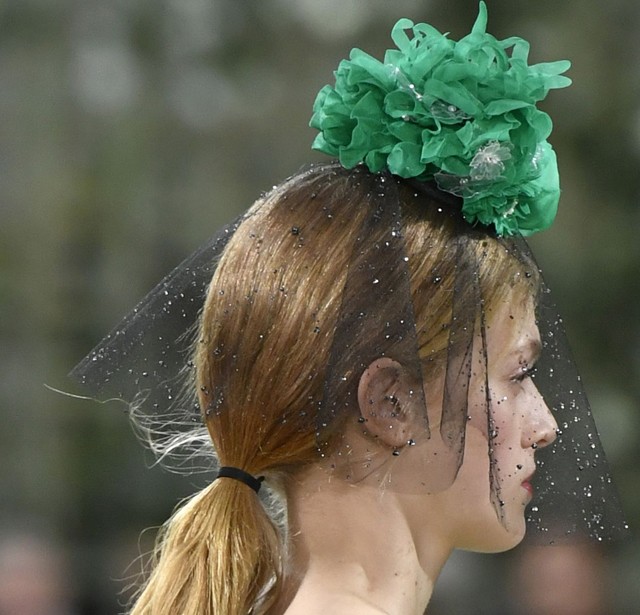 Elképesztő fejdíszek a Chanel bemutatóján! Mutatjuk a kedvenceinket!