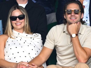 Margot Robbie valami álomszép kismama, kigombolt ingben mutatta meg gömbölyödő pocakját