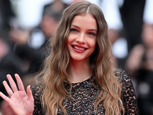 Palvin Barbara pucérruhája a cannes-i filmfesztivál vörös szőnyegének legnagyobb durranása