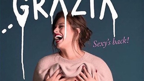 Kacagva vetkőzött meztelenre a plus size modellsztár