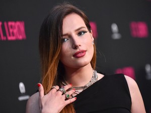 És igen, megcsinálta: Bella Thorne szőrös lábbal a vörös szőnyegen