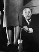 Christian Dior a II. világháború kegyetlenséggel túltelített évei után mutatta be 1947-ben a a New Look néven futó tavaszi kollekcióját, amely arról híres, hogy rendkívüli módon feminin volt - darázsderekú szabásvonalak, pufi szoknyák határozták meg az összképet. A kollekció, nevéhez hű módon valóban újdonság volt az egész világ számára - mindenesetre globális sikert aratott, mert a női sziluett forradalmasítása mellett, merően más hangulatot árasztott, mint a háborús éveket jellemző vaskalapos szigorúság. (Christian Dior ezzel a kollekcióval írta be magát a divattörténelembe.)